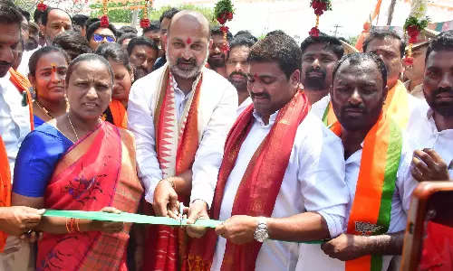 बंदी ने Karimnagar में राजनीति मुक्त विकास की वकालत की बंदी ने Karimnagar में राजनीति मुक्त विकास की वकालत की