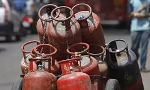 LPG की बढ़ती कीमतें: गृहणियां पैसे बचाने के लिए विकल्प तलाश रही LPG की बढ़ती कीमतें: गृहणियां पैसे बचाने के लिए विकल्प तलाश रही