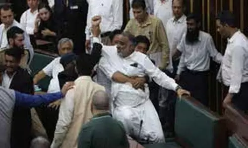 NC कांग्रेस हंगामे के बीच सदन की कार्यवाही स्थगित NC कांग्रेस हंगामे के बीच सदन की कार्यवाही स्थगित