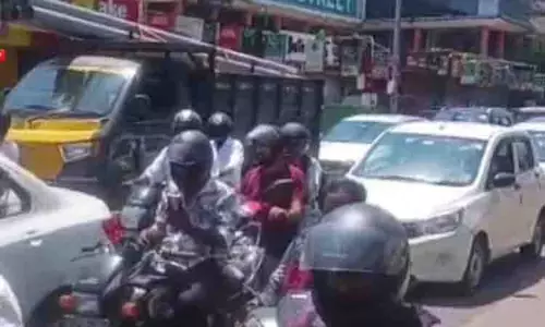 तारामणि में MGR रोड पर यातायात जाम से यात्रियों को परेशानी
