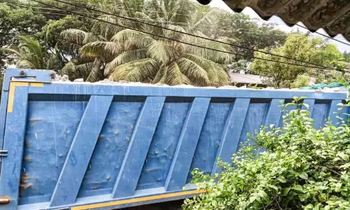 Kerala: भीड़भाड़ वाली सड़कों पर तेज गति से चलने वाले टिपरों ने धज्जियां उड़ा दी Kerala: भीड़भाड़ वाली सड़कों पर तेज गति से चलने वाले टिपरों ने धज्जियां उड़ा दी