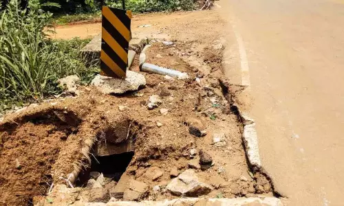 Kerala: गर्मियों की बारिश में सड़क बह गई Kerala: गर्मियों की बारिश में सड़क बह गई