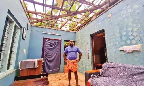 Kerala: ढही हुई छत के नीचे सोए परिवार की नींद उड़ गई Kerala: ढही हुई छत के नीचे सोए परिवार की नींद उड़ गई