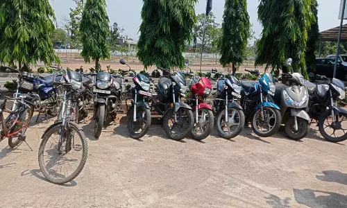 बाइक चोर गिरोह का भंडाफोड़, 5 आरोपियों की हुई गिरफ्तारी बाइक चोर गिरोह का भंडाफोड़, 5 आरोपियों की हुई गिरफ्तारी