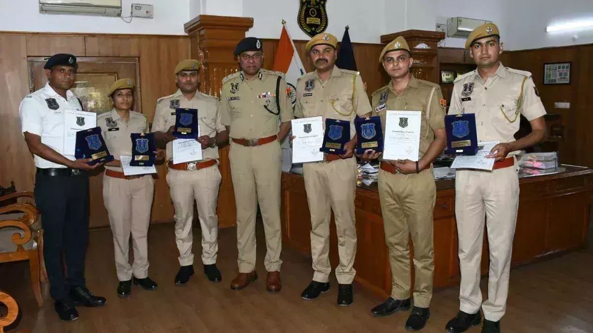 Jaipur: पुलिस के 6 जांबाजों को ‘कांस्टेबल ऑफ द मंथ’ सम्मान मिला Jaipur: पुलिस के 6 जांबाजों को ‘कांस्टेबल ऑफ द मंथ’ सम्मान मिला