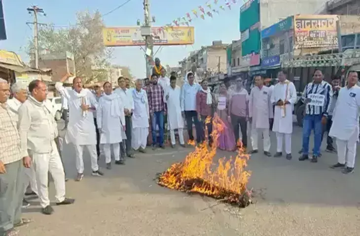 Dausa: कांग्रेसियों का जूली पर अपमानजनक टिप्पणी के विरोध में प्रदर्शन Dausa: कांग्रेसियों का जूली पर अपमानजनक टिप्पणी के विरोध में प्रदर्शन