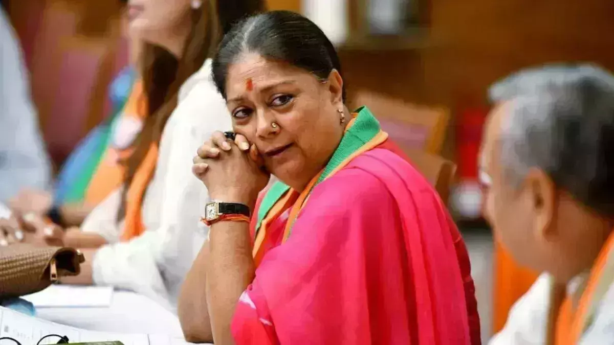 Jaipur: पूर्व मुख्यमंत्री वसुंधरा राजे ने प्रशासन की कार्यशैली पर अधिकारियों को जमकर फटकार लगाई