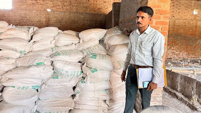 Banaskantha: गुजरात पुलिस ने पटाखा फैक्ट्री हादसे को लेकर शोरा फैक्ट्री मालिक से की पूछताछ