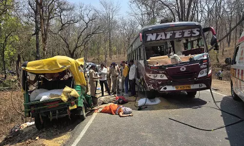 3 की मौत 5 लोग घायल, ऑटो के उड़े परखच्चे, बस ड्राइवर गिरफ्तार