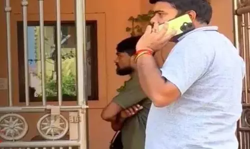 10 लाख की चोरी, हीरे के जेवरात और नकदी चोरों ने किया साफ 10 लाख की चोरी, हीरे के जेवरात और नकदी चोरों ने किया साफ
