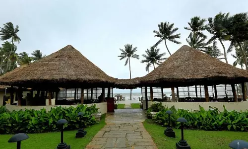 Kerala : पूरम के बीच ईएमएके साइलेंट हीरोज अवार्ड्स Kerala : पूरम के बीच ईएमएके साइलेंट हीरोज अवार्ड्स