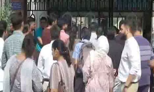 फीस वृद्धि के विरोध में अभिभावकों ने स्कूलों के बाहर किया प्रदर्शन, सरकार से की कार्रवाई की मांग फीस वृद्धि के विरोध में अभिभावकों ने स्कूलों के बाहर किया प्रदर्शन, सरकार से की कार्रवाई की मांग