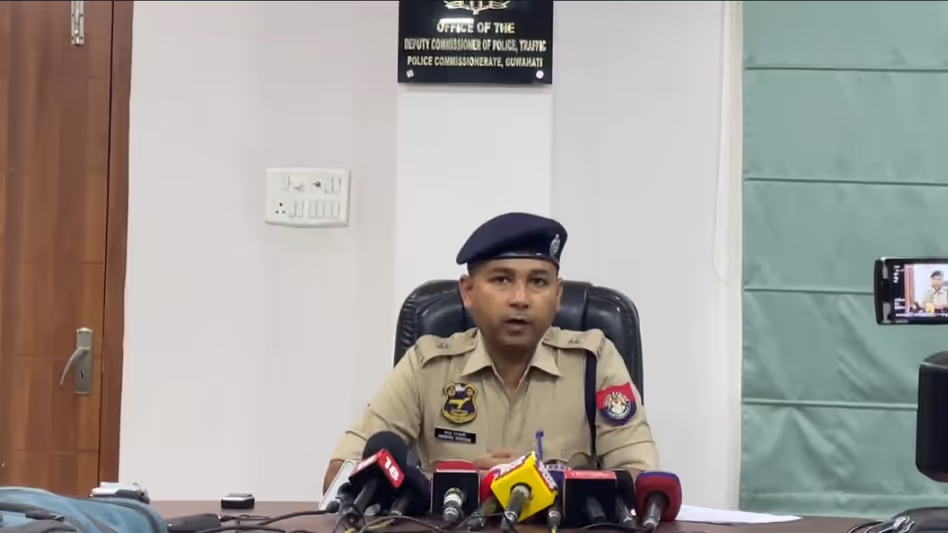 Guwahati ग्रिडलॉक अलर्ट एनएच-27 की मरम्मत के बीच भारी वाहनों का मार्ग बदला गया Guwahati ग्रिडलॉक अलर्ट एनएच-27 की मरम्मत के बीच भारी वाहनों का मार्ग बदला गया