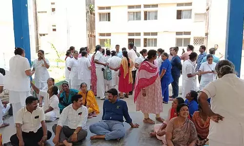 Cuddalore : मेडिकल कॉलेज अस्पताल में नर्सों का विरोध प्रदर्शन Cuddalore : मेडिकल कॉलेज अस्पताल में नर्सों का विरोध प्रदर्शन
