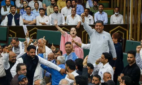 J&k विधानसभा में हंगामे के बीच 2 भाजपा विधायकों ने धरना दिया J&k विधानसभा में हंगामे के बीच 2 भाजपा विधायकों ने धरना दिया