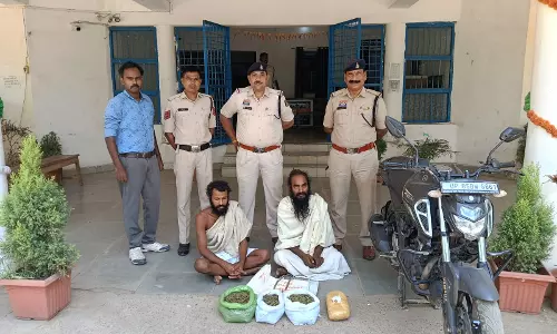 साधु वेशधारी तस्करों की पोल खुली, गांजा के साथ गिरफ्तार