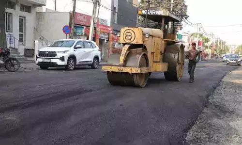 निष्पादन अपील ने MC को कार्रवाई के लिए प्रेरित किया, डिफेंस कॉलोनी में सड़क की मरम्मत शुरू निष्पादन अपील ने MC को कार्रवाई के लिए प्रेरित किया, डिफेंस कॉलोनी में सड़क की मरम्मत शुरू