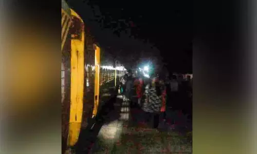मय्यनाड रेलवे स्टेशन अंधेरे में; यात्री फंसे हुए