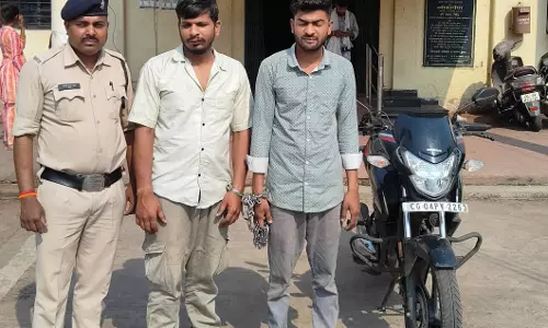 रायपुर : वॉटर प्यूरिफायर रिपेयरिंग करने वाले चोर निकले, खमतराई से चुराए थे बाइक रायपुर : वॉटर प्यूरिफायर रिपेयरिंग करने वाले चोर निकले, खमतराई से चुराए थे बाइक