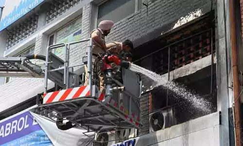 Chandigarh के सेक्टर 22 स्थित क्लीनिक में आग लग गई Chandigarh के सेक्टर 22 स्थित क्लीनिक में आग लग गई