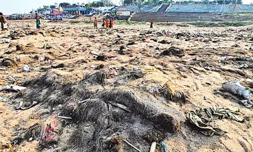 Telangana: रेत के टीलों पर प्लास्टिक कचरा हर जगह फैला हुआ Telangana: रेत के टीलों पर प्लास्टिक कचरा हर जगह फैला हुआ