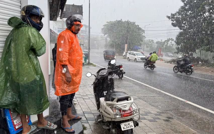 मौसम चेतावनी निम्न दबाव बढ़ने से Kerala में बारिश और तेज हवाएं चलने का अनुमान