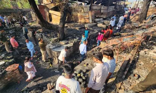 Bakshi Nagar में आग लगने से फल-सब्जी की दर्जनों दुकानें जलकर खाक Bakshi Nagar में आग लगने से फल-सब्जी की दर्जनों दुकानें जलकर खाक