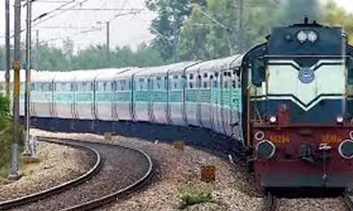 Telangana: दक्षिण मध्य रेलवे गर्मियों के लिए 52 विशेष ट्रेनें चलाएगा