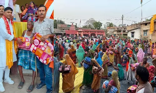 बिहार के मंत्री ने भीषण गर्मी में बांटे कंबल; RJD ने अजीब व्यवहार के लिए उनकी आलोचना की