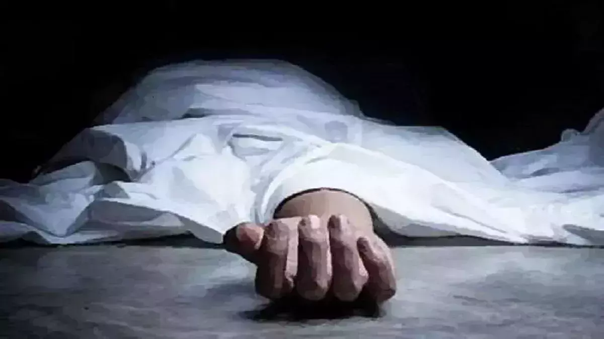 Lakhimpur Kheri में नशे में युवक की संदिग्ध मौत, शौचालय में गिरा