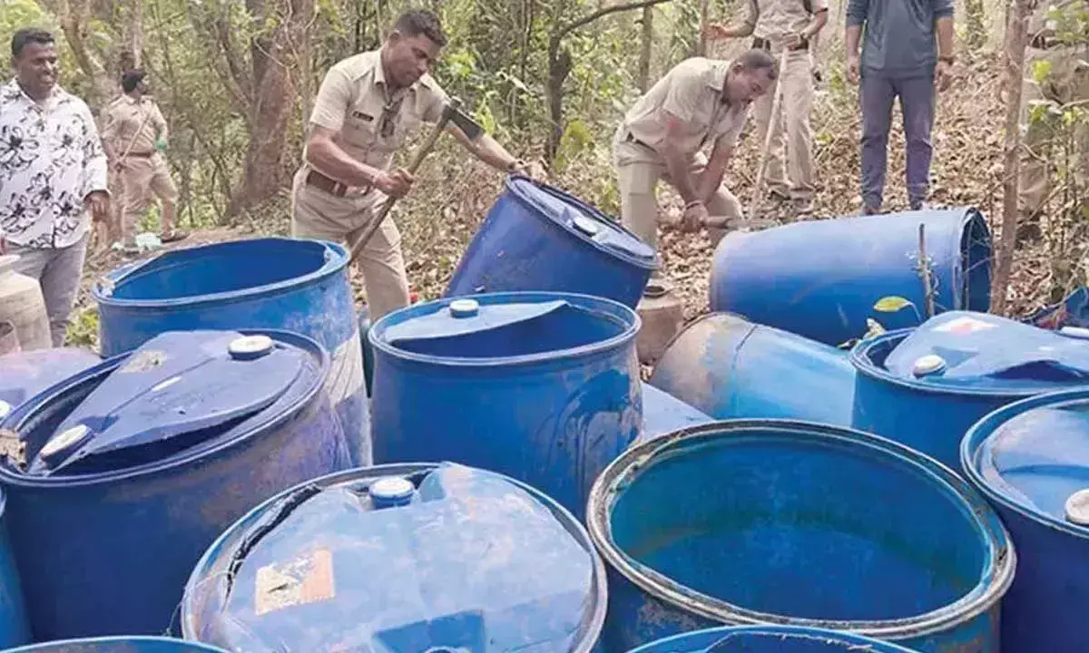 Andhra-ओडिशा सीमा पर अवैध शराब के ठिकानों पर संयुक्त आबकारी छापे