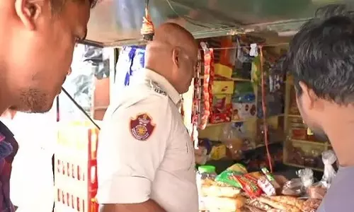 कमिश्नरेट पुलिस ने भुवनेश्वर के पाटिया में दुकानों से जब्त किया गांजा कमिश्नरेट पुलिस ने भुवनेश्वर के पाटिया में दुकानों से जब्त किया गांजा