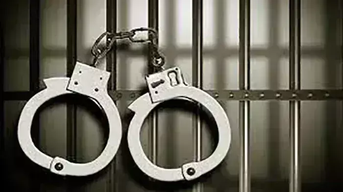 Kanpur: मंदिर में चोरी करने वाले गिरोह का भंडाफोड़, तीन आरोपी गिरफ्तार Kanpur: मंदिर में चोरी करने वाले गिरोह का भंडाफोड़, तीन आरोपी गिरफ्तार