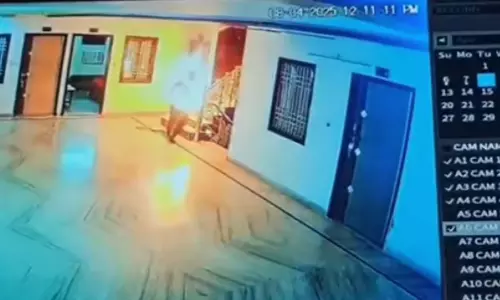 प्रेमी ने होटल में खुद को किया आग के हवाले, खौफनाक VIDEO आया सामने