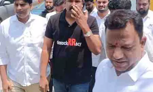 एआई-जनरेटेड वीडियो मामले में BRS सोशल मीडिया प्रभारी तेलंगाना पुलिस के समक्ष पेश हुए एआई-जनरेटेड वीडियो मामले में BRS सोशल मीडिया प्रभारी तेलंगाना पुलिस के समक्ष पेश हुए