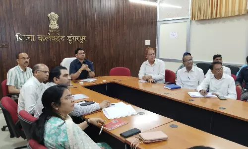 Dungarpur: लू एवं ताप घात प्रभाव को देखते हुए बचाव एवं तैयारी की समीक्षा बैठक आयोजित