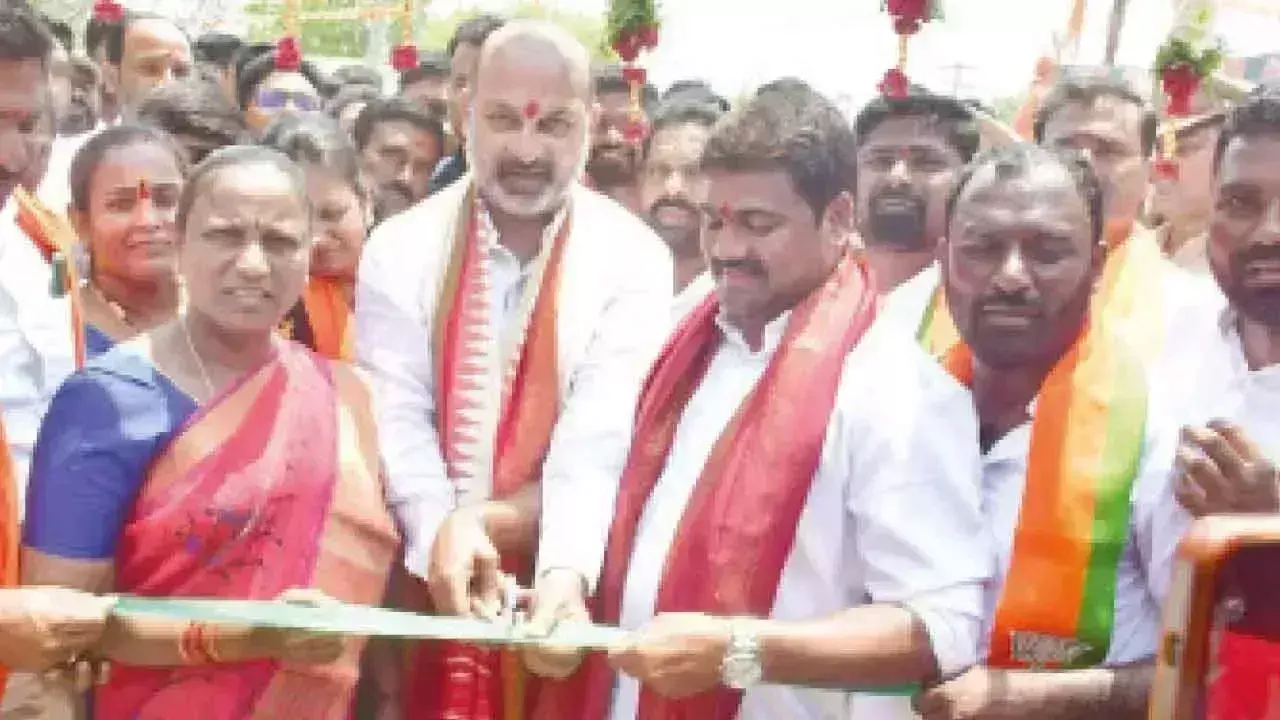 Karimnagar: बंदी ने सड़क कार्य का शुभारंभ किया