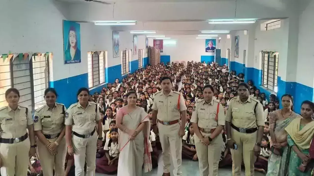 Nirmal: शी टीम्स छात्राओं को महिला सुरक्षा कानूनों के बारे में जानकारी देती है