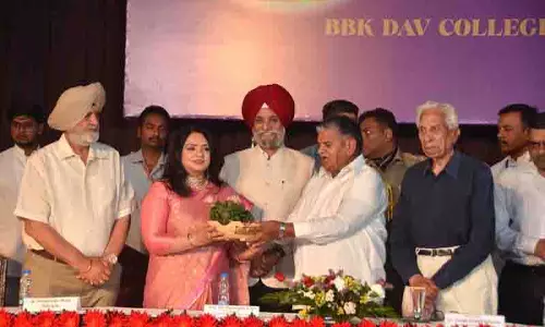 राज्यपाल कटारिया ने BBK डीएवी कॉलेज में विद्यार्थियों को सम्मानित किया