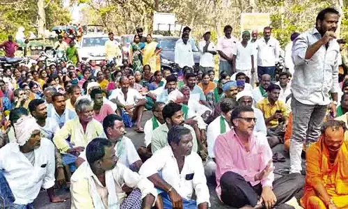 Nirmal में फसलों के लिए पानी की मांग को लेकर किसानों ने किया रास्ता रोको प्रदर्शन