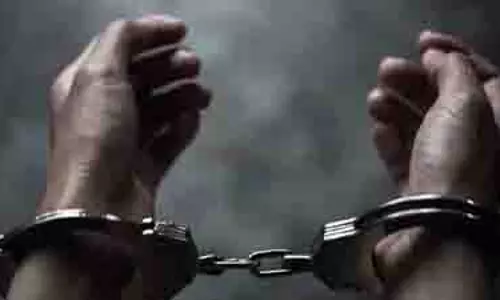 Karnataka: व्यक्ति ने नाबालिग बेटी के साथ एक साल तक बलात्कार किया, गिरफ्तार Karnataka: व्यक्ति ने नाबालिग बेटी के साथ एक साल तक बलात्कार किया, गिरफ्तार