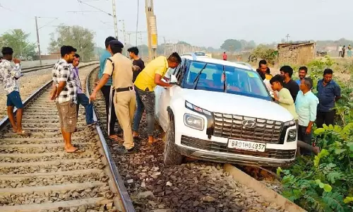 शख्स ने नशे में किया गूगल मैप का इस्तेमाल, रेलवे ट्रैक पर दौड़ाई कार शख्स ने नशे में किया गूगल मैप का इस्तेमाल, रेलवे ट्रैक पर दौड़ाई कार