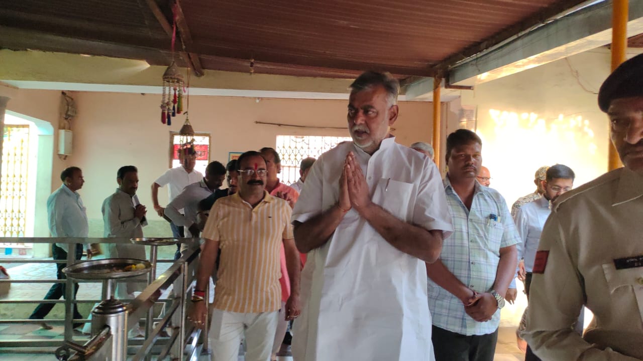 मां पीताम्बरा पीठ दर्शन करने पंचायत एवं ग्रामीण विकास व श्रम मंत्री प्रहलाद सिंह पटेल पहुंचे