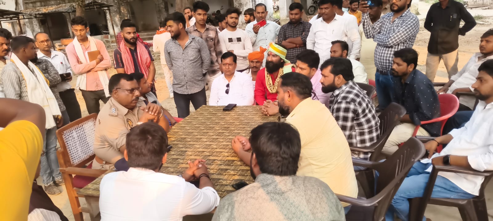 छपिया थाना क्षेत्र में धड़ल्ले से हो रही गौकशी पर अवधकेसरी सेना ने छपिया थाने का किया घेराव