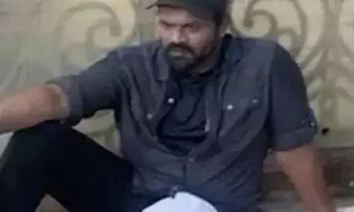 Telangana: मांचू मनोज ने पिता के घर के बाहर दिया धरना