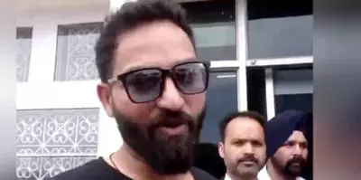 आपत्तिजनक टिप्पणी पर आप विधायक की BJP विधायकों व PDP कार्यकर्ताओं से हाथापाई आपत्तिजनक टिप्पणी पर आप विधायक की BJP विधायकों व PDP कार्यकर्ताओं से हाथापाई