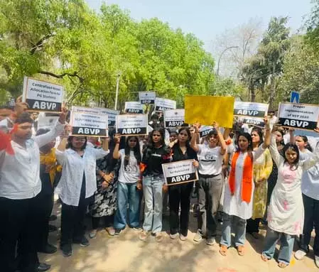 शिक्षा नीति के प्रावधान लागू न होने से दिल्ली विश्वविद्यालय के छात्र नाराज, किया प्रदर्शन शिक्षा नीति के प्रावधान लागू न होने से दिल्ली विश्वविद्यालय के छात्र नाराज, किया प्रदर्शन