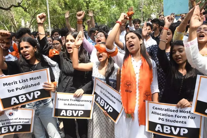 एबीवीपी ने दिल्ली विश्वविद्यालय में ‘छात्र विरोधी’ नीतियों का विरोध किया एबीवीपी ने दिल्ली विश्वविद्यालय में ‘छात्र विरोधी’ नीतियों का विरोध किया