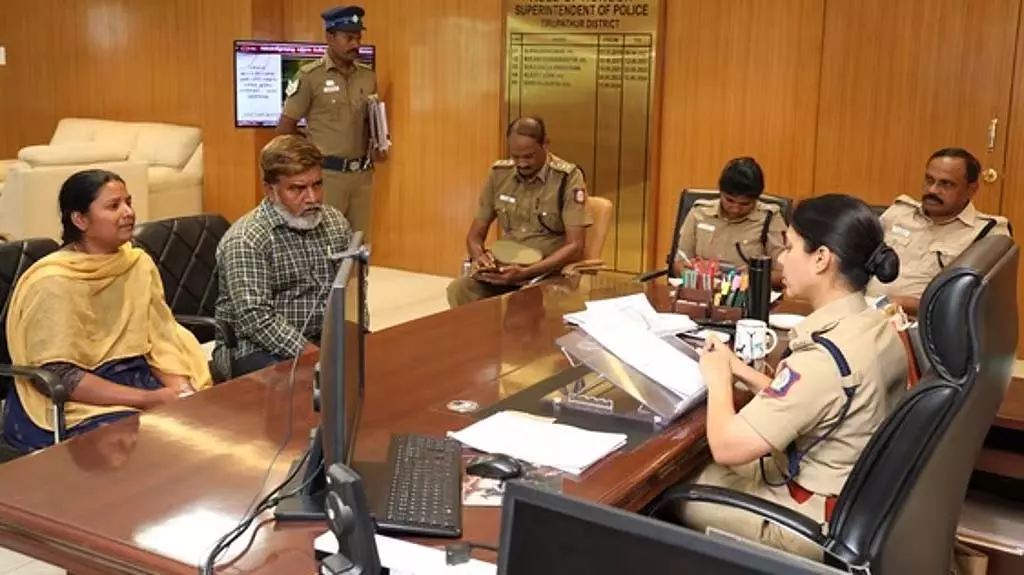 सरकारी नौकरी दिलाने के नाम पर 10 लाख रुपए की ठगी: बुजुर्ग ने SP कार्यालय में दर्ज कराई शिकायत सरकारी नौकरी दिलाने के नाम पर 10 लाख रुपए की ठगी: बुजुर्ग ने SP कार्यालय में दर्ज कराई शिकायत