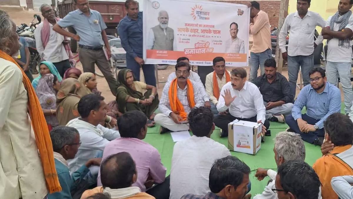 जमीन में बैठकर कलेक्टर ने सुनी समस्या, अफसरों को त्वरित निराकरण के दिए निर्देश जमीन में बैठकर कलेक्टर ने सुनी समस्या, अफसरों को त्वरित निराकरण के दिए निर्देश